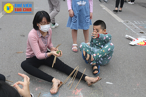 Trò chơi Chơi Chuyền (Banh Đũa)